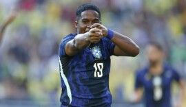 O atacante Endrick sorri e celebra após marcar o gol da vitória do Brasil sobre o Egito