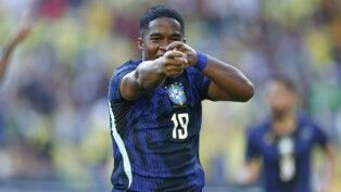 O atacante Endrick sorri e celebra após marcar o gol da vitória do Brasil sobre o Egito