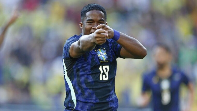 O atacante Endrick sorri e celebra após marcar o gol da vitória do Brasil sobre o Egito