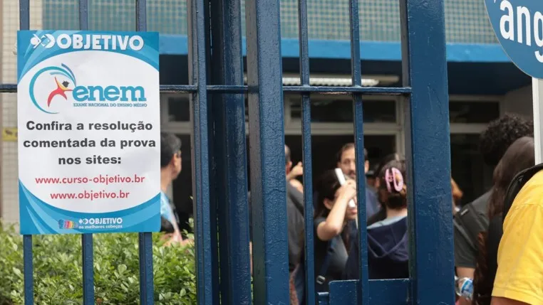 Estudantes no primeiro dia de provas do ENEM na UNIP Vergueiro em São Paulo.