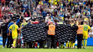 Equipes cobrem área do Campo em que Christian Eriksen passou mal no amistoso Dinamarca x Ucrânia