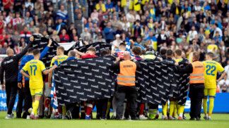 Equipes cobrem área do Campo em que Christian Eriksen passou mal no amistoso Dinamarca x Ucrânia