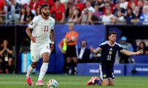 Ismael Saibari, de Marrocos; em segundo plano, Ryan Christie, da Escócia