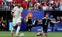 Ismael Saibari, de Marrocos; em segundo plano, Ryan Christie, da Escócia