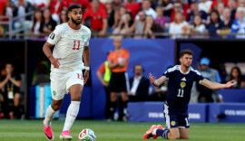 Ismael Saibari, de Marrocos; em segundo plano, Ryan Christie, da Escócia
