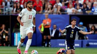 Ismael Saibari, de Marrocos; em segundo plano, Ryan Christie, da Escócia