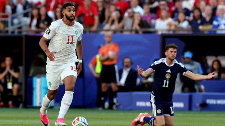 Ismael Saibari, de Marrocos; em segundo plano, Ryan Christie, da Escócia