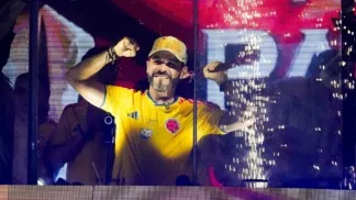 O candidato à Presidência da Colômbia Abelardo De La Espriella, do movimento político Defensores da Pátria, gesticula ao discursar para apoiadores após a divulgação dos resultados do primeiro turno da eleição presidencial, em Barranquilla, Colômbia