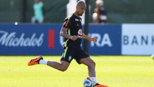 O volante brasileiro Fabinho durante treinamento no Columbia Park, Morristown em Nova Jersey, nos Estados Unidos