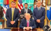Flávio Bolsonaro, Paulo Figueiredo e Eduardo Bolsonaro posam com Trump na Casa Branca