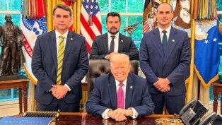 Flávio Bolsonaro, Paulo Figueiredo e Eduardo Bolsonaro posam com Trump na Casa Branca