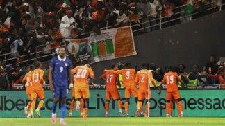 Jogadores da Costa do Marfim celebram vitória sobre a França em amistoso