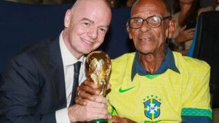O ex-zagueiro Brito e Gianni Infantino, presidente da Fifa