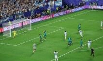 O argentino Lionel Messi comemora seu terceiro gol na vitória sobre a Argélia, superando o goleiro Luca Zidane e completando seu primeiro hat-trick em Copas do Mundo