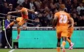 Guéla Doué comemora o primeiro gol da Costa do Marfim no amistoso contra a França, disputado no Stade de la Beaujoire, em Nantes