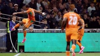 Guéla Doué comemora o primeiro gol da Costa do Marfim no amistoso contra a França, disputado no Stade de la Beaujoire, em Nantes