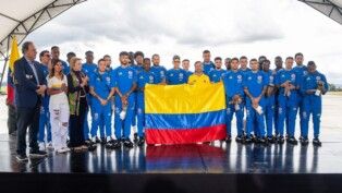 Gustavo Petro com a seleção colombiana antes do embarque do time para a Copa