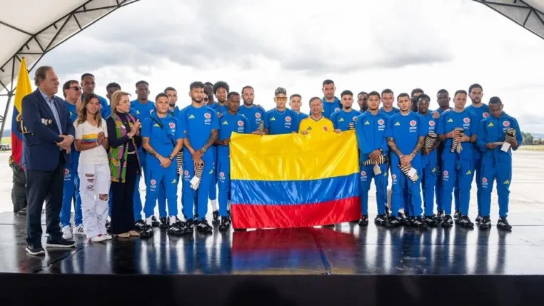 Gustavo Petro com a seleção colombiana antes do embarque do time para a Copa