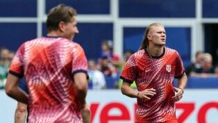 O atacante Erling Haaland, da Noruega, faz o aquecimento antes da partida contra a França, pela terceira rodada do Grupo I da Copa do Mundo de 2026, no Boston Stadium, em Foxborough, Massachusetts