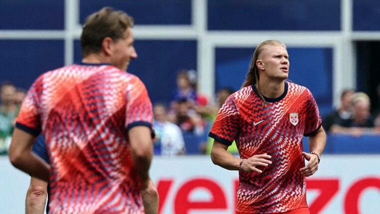 O atacante Erling Haaland, da Noruega, faz o aquecimento antes da partida contra a França, pela terceira rodada do Grupo I da Copa do Mundo de 2026, no Boston Stadium, em Foxborough, Massachusetts