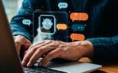 Homem usando laptop com interface de chatbot