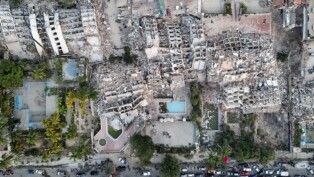 Vista aérea feita por drone mostra edifícios destruídos pelos terremotos em La Guaira, na Venezuela