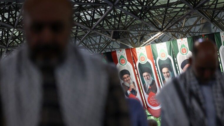 Faixas com imagens do líder da Revolução Islâmica, aiatolá Ruhollah Khomeini, e do líder supremo do Irã, aiatolá Ali Khamenei, durante a oração de sexta-feira em Teerã, no Irã, em 12/06/2026.