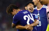 Jogador do Japão Yukinari Sugawara comemora seu quarto gol com o colega Kaishu Sano na Copa do Mundo 2026