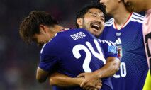 Jogador do Japão Yukinari Sugawara comemora seu quarto gol com o colega Kaishu Sano na Copa do Mundo 2026