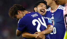 Jogador do Japão Yukinari Sugawara comemora seu quarto gol com o colega Kaishu Sano na Copa do Mundo 2026