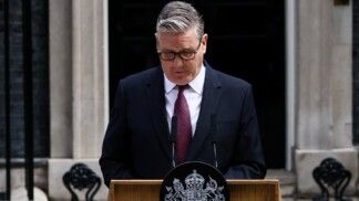 O primeiro-ministro britânico, Keir Starmer, anuncia o cronograma de sua renúncia, após a vitória decisiva de Andy Burnham na eleição suplementar de Makerfield na semana passada, em frente ao número 10 da Downing Street, em Londres, Reino Unido