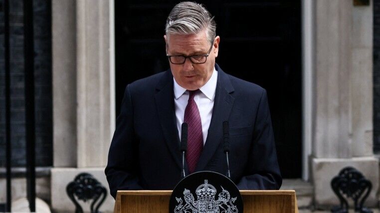 O primeiro-ministro britânico, Keir Starmer, anuncia o cronograma de sua renúncia, após a vitória decisiva de Andy Burnham na eleição suplementar de Makerfield na semana passada, em frente ao número 10 da Downing Street, em Londres, Reino Unido