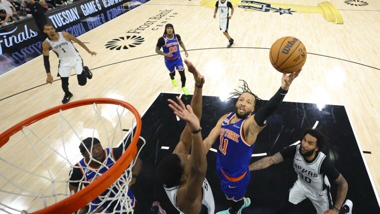 Cesta de Jalen Brunson para o Knicks