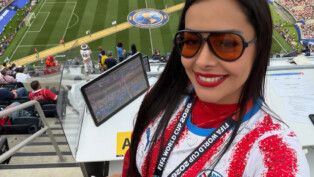 Larissa Riquelme no estádio de Los Angeles