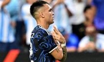 Lautaro Martínez comemora o primeiro gol da vitória da Argentina sobre Honduras em amistoso internacional disputado no Kyle Field, em College Station, Texas, nos Estados Unidos