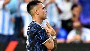 Lautaro Martínez comemora o primeiro gol da vitória da Argentina sobre Honduras em amistoso internacional disputado no Kyle Field, em College Station, Texas, nos Estados Unidos