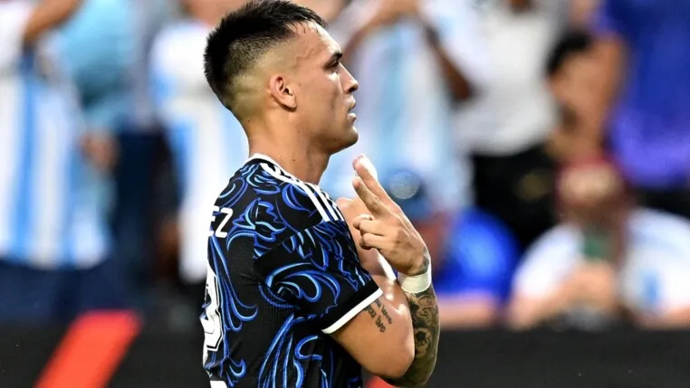Lautaro Martínez comemora o primeiro gol da vitória da Argentina sobre Honduras em amistoso internacional disputado no Kyle Field, em College Station, Texas, nos Estados Unidos