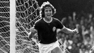 O jogador Leivinha comemora gol anotado contra a equipe do Internacional (RS), em partida válida pelo Campeonato Brasileiro de Futebol de 1974