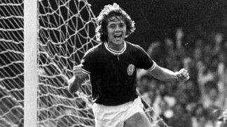 O jogador Leivinha comemora gol anotado contra a equipe do Internacional (RS), em partida válida pelo Campeonato Brasileiro de Futebol de 1974