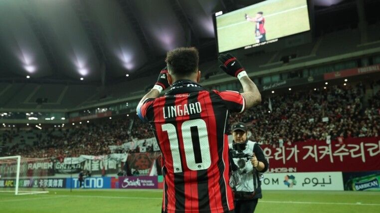 Lingard se despede da torcida do Seoul