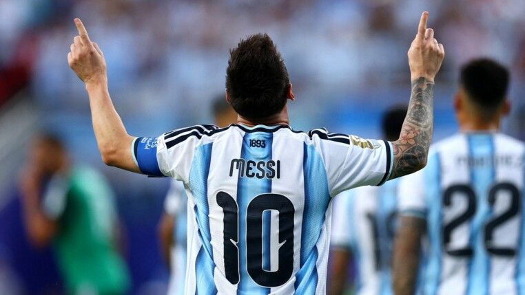 O argentino Lionel Messi comemora após marcar o primeiro gol da partida contra a Argélia, em Kansas City