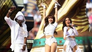 Os artistas Rema, Lisa e Anitta se apresentam durante a cerimônia de abertura antes da partida.