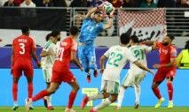 O goleiro Luca Zidane, da Argélia, durante a partida contra a Jordânia, Estádio da Baía de São Francisco, em Santa Clara, Califórnia