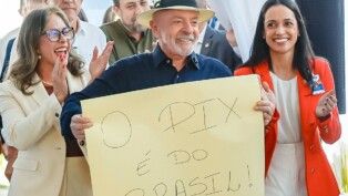 O presidente Luiz Inácio Lula da Silva segura faixa "Pix é do Brasil" durante Anúncio à imprensa sobre a inauguração do Instituto Federal Goiano