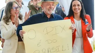 O presidente Luiz Inácio Lula da Silva segura faixa "Pix é do Brasil" durante Anúncio à imprensa sobre a inauguração do Instituto Federal Goiano