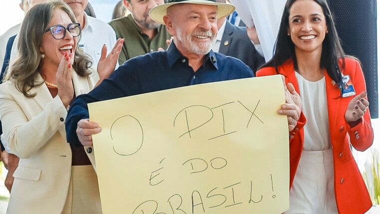 O presidente Luiz Inácio Lula da Silva segura faixa "Pix é do Brasil" durante Anúncio à imprensa sobre a inauguração do Instituto Federal Goiano