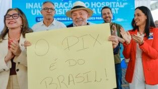 O presidente Luiz Inácio Lula da Silva segura faixa "Pix é do Brasil" durante Anúncio à imprensa sobre a inauguração do Instituto Federal Goiano