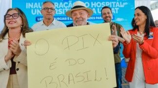 O presidente Luiz Inácio Lula da Silva segura faixa "Pix é do Brasil" durante Anúncio à imprensa sobre a inauguração do Instituto Federal Goiano