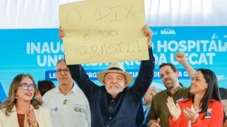 O presidente Luiz Inácio Lula da Silva segura faixa "Pix é do Brasil" durante Anúncio à imprensa sobre a inauguração do Instituto Federal Goiano