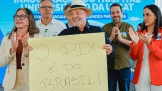 O presidente Luiz Inácio Lula da Silva segura faixa "Pix é do Brasil" durante Anúncio à imprensa sobre a inauguração do Instituto Federal Goiano